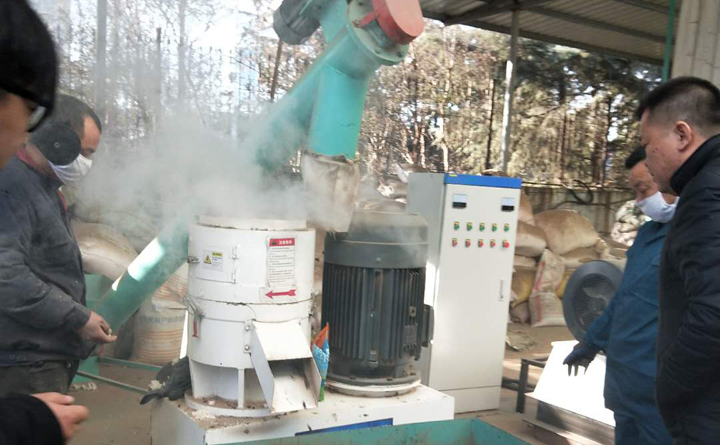 SKJ300木屑顆粒機試機.jpg SKJ300木屑顆粒機試機.jpg