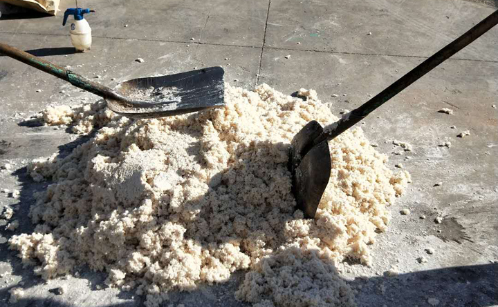 工人師傅增加竹屑纖維含水率 .jpg 工人師傅增加竹屑纖維含水率 .jpg